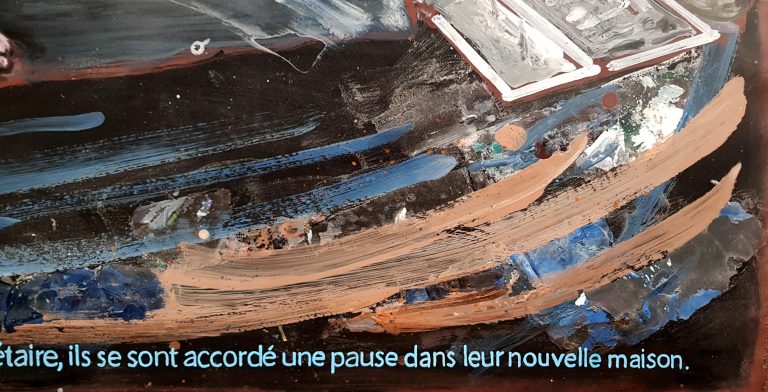 Détail — Après avoir mis aux encombrants ce qui restait de l&rsquo;ancienne propriétaire, ils se sont accordé une pause dans leur nouvelle maison.