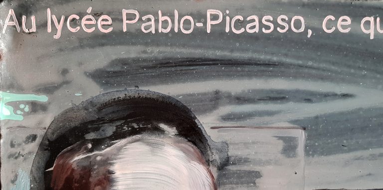 Détail — Au lycée Pablo-Picasso, ce qui les a rapprochés, c&rsquo;est le fait que tout soit moche, même le nom du lycée.
