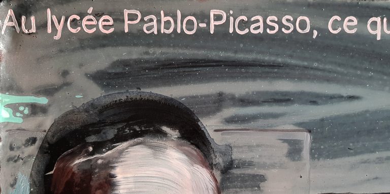 Détail — Au lycée Pablo-Picasso, ce qui les a rapprochés, c&rsquo;est le fait que tout soit moche, même le nom du lycée.