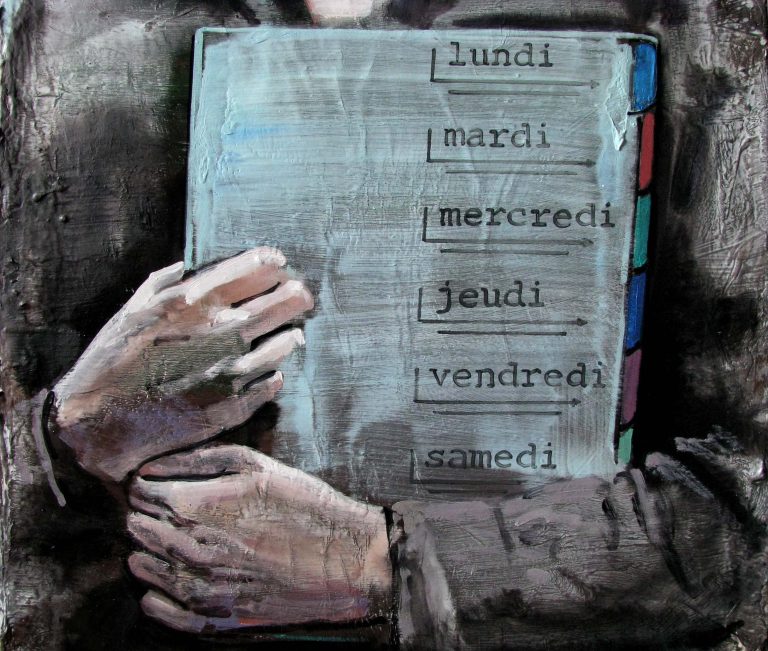 Détail — Collaboratrice avec son badge et un parapheur.