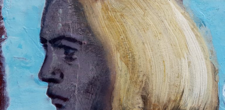 Détail — Elle aurait aimé garder intacte sa foi de jeune fille.