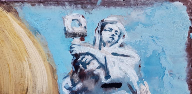 Détail — Elle aurait aimé garder intacte sa foi de jeune fille.