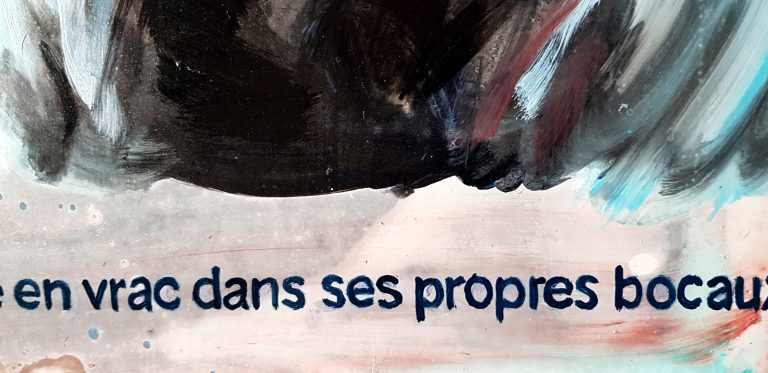 Détail — Elle exige qu&rsquo;on la serve en vrac dans ses propres bocaux.
